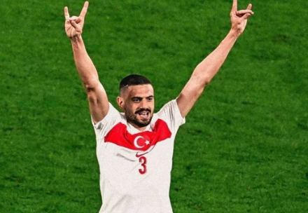 Foto - A Milli takım oyuncusu Türkiye'yi sattı! Merih Demiral'e bozkurt selamı tepkisi