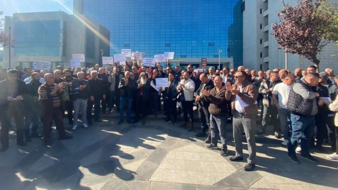 Foto - ABB önünde basın açıklaması yaptılar! Servisçilerden Yavaş’a C plaka ihale tepkisi