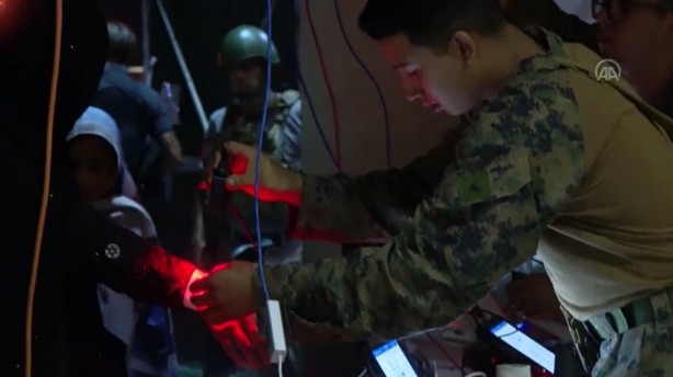 Foto - ABD Afganlara barkod takıyor