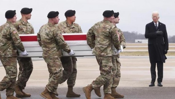 ABD Başkanı Biden 3 ABD askeri için düzenlenen törene katıldı