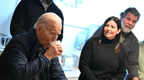Foto - ABD Başkanı Joe Biden sahaya indi! İçinde kimyasal madde bulunduğu iddia edilen suyu bir dikişte içti
