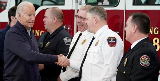 Foto - ABD Başkanı Joe Biden sahaya indi! İçinde kimyasal madde bulunduğu iddia edilen suyu bir dikişte içti