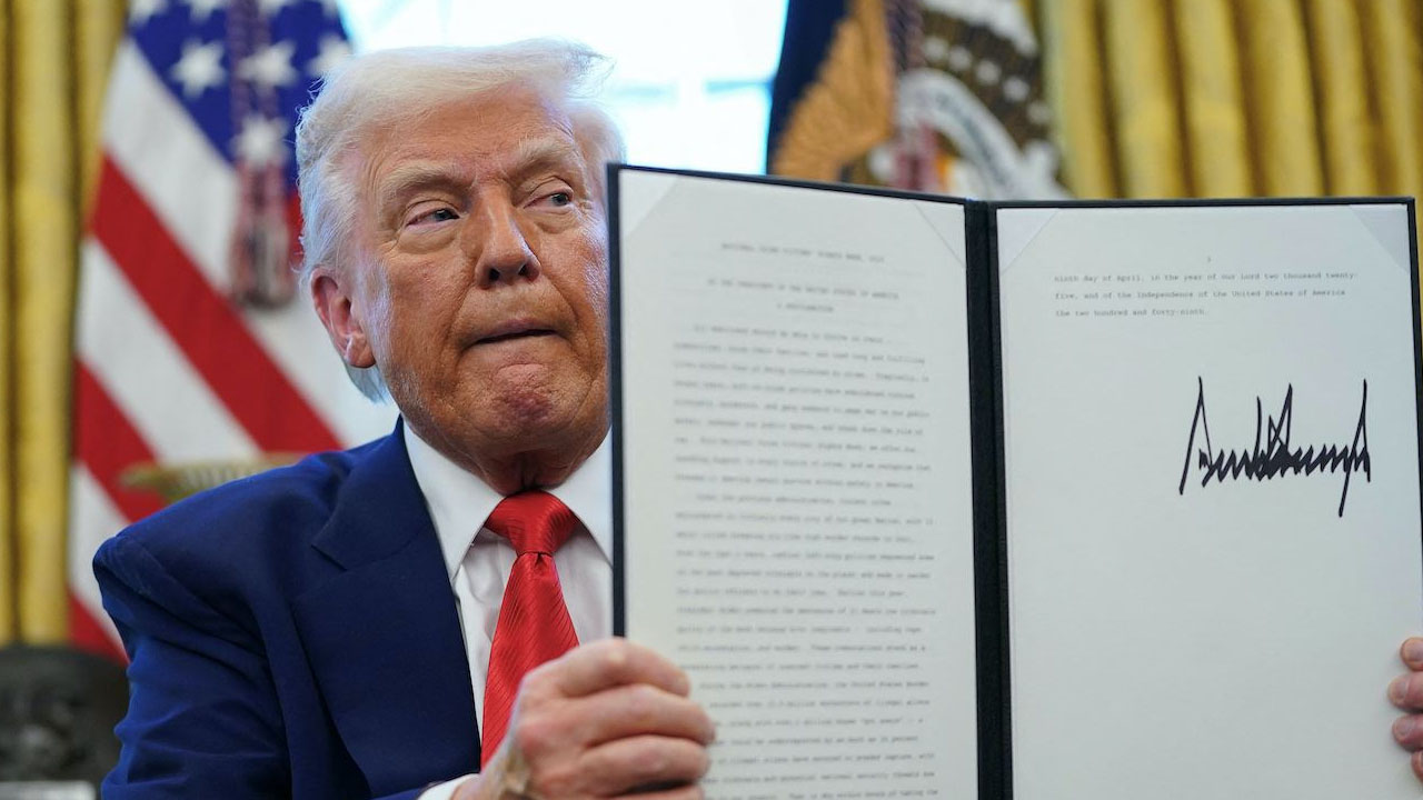 Trump'tan yeni kararlar: Bazı elektronik ürünleri gümrük vergilerinden muaf tutacak