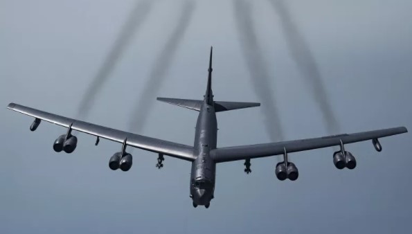 ABD bombardıman uçağı B-52 Ukrayna sınırında uçtu
