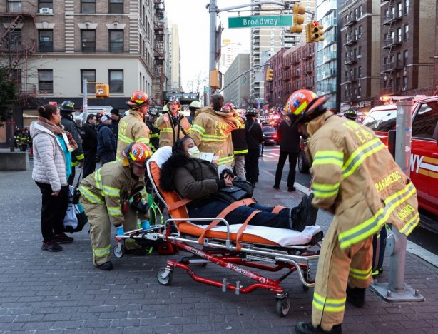 Foto - ABD metro kazasıyla sarsıldı! Çok sayıda...