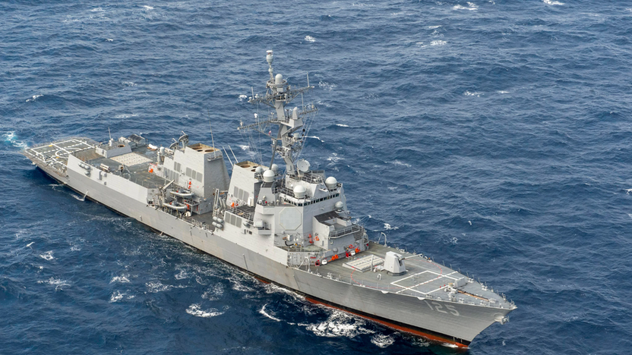 ABD muhribi ihtilaflı sulara girdi