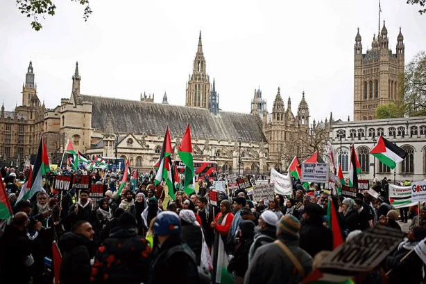 ABD ve Almanya’nın ardından sıra İngiltere’de! Gazze için yüz binler sokağa indi!