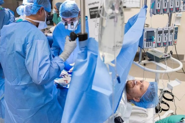 ABD’de akılalmaz ameliyat! Yeni böbreğini kendi gözleriyle gördü