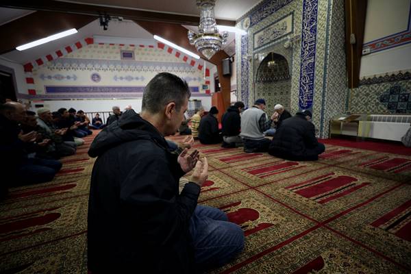 ABD'de eller Mehmetçik için semaya kalktı