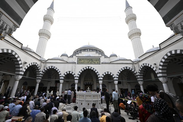 ABD'de farklı milletlerden Müslümanlar bayram namazı kıldı