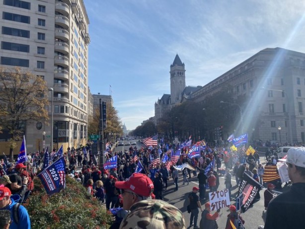 Foto - ABD'de ortalık kızışıyor! Binlerce Trump destekçisi sokaklara döküldü, Yargıtay binasına yürüdü