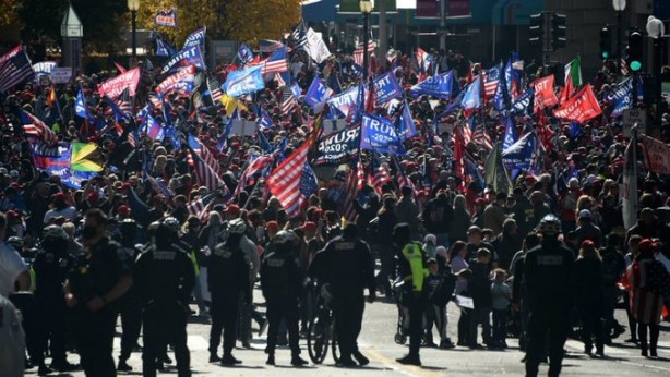 Foto - ABD'de ortalık kızışıyor! Binlerce Trump destekçisi sokaklara döküldü, Yargıtay binasına yürüdü