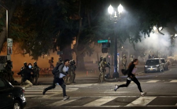 Foto - ABD'de şehir karıştı, ortalık savaş alanına döndü! Ordu sokağa indi