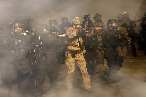 Foto - ABD'de şehir karıştı, ortalık savaş alanına döndü! Ordu sokağa indi