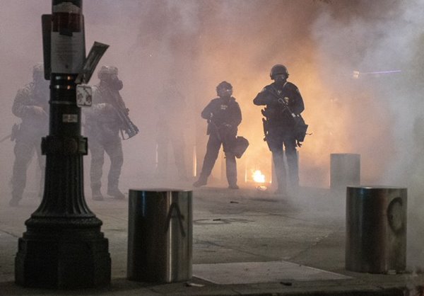 ABD'de şehir karıştı, ortalık savaş alanına döndü! Ordu sokağa indi
