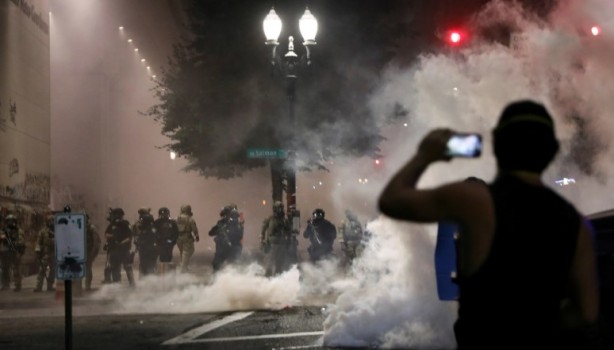 Foto - ABD'de şehir karıştı, ortalık savaş alanına döndü! Ordu sokağa indi