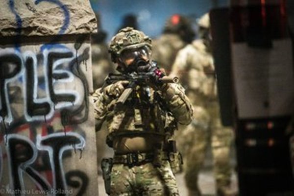 Foto - ABD'de şehir karıştı, ortalık savaş alanına döndü! Ordu sokağa indi