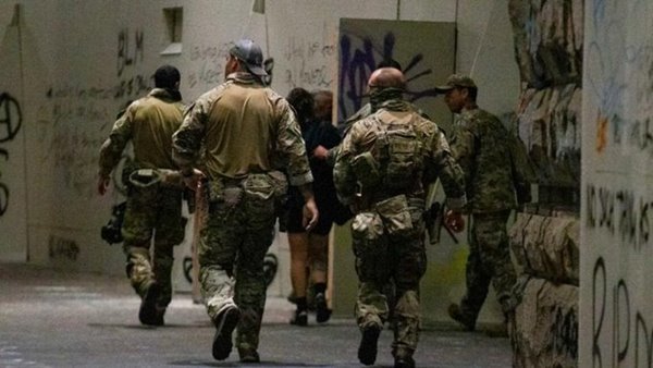 Foto - ABD'de şehir karıştı, ortalık savaş alanına döndü! Ordu sokağa indi