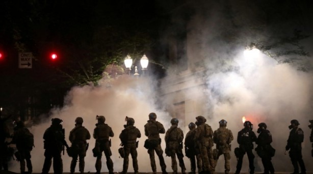 Foto - ABD'de şehir karıştı, ortalık savaş alanına döndü! Ordu sokağa indi