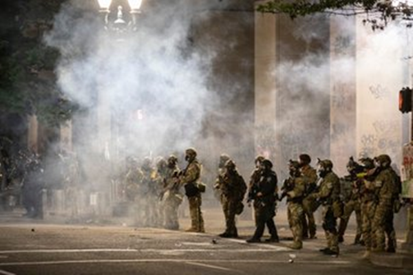 Foto - ABD'de şehir karıştı, ortalık savaş alanına döndü! Ordu sokağa indi