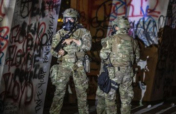 Foto - ABD'de şehir karıştı, ortalık savaş alanına döndü! Ordu sokağa indi