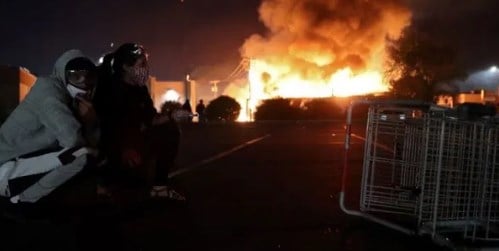 Foto - ABD’de şiddetin dozunu arttıran iddia! ‘Silahlı çocuk askerler’ protestoculara karşı
