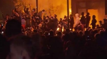 Foto - ABD’de şiddetin dozunu arttıran iddia! ‘Silahlı çocuk askerler’ protestoculara karşı