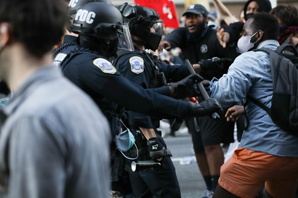 Foto - ABD'de sular durulmuyor! Protestocular Beyaz Saray’ı savaş alanına çevirdi