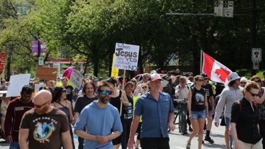 Foto - ABD’den sonra bir ülke daha karıştı! Kısıtlamalara ‘Bill Gates’li protesto