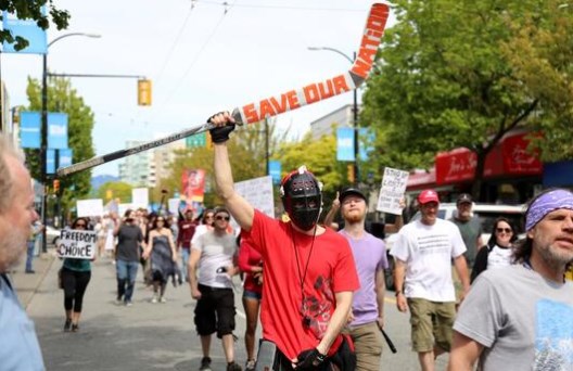 Foto - ABD’den sonra bir ülke daha karıştı! Kısıtlamalara ‘Bill Gates’li protesto