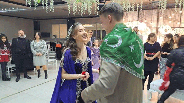 Foto - ABD’li gençlere bizim usul düğün geline kına, damada ay yıldızlı örtü