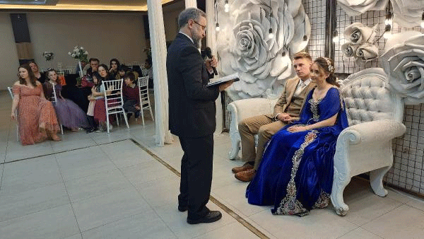 ABD’li gençlere bizim usul düğün geline kına, damada ay yıldızlı örtü