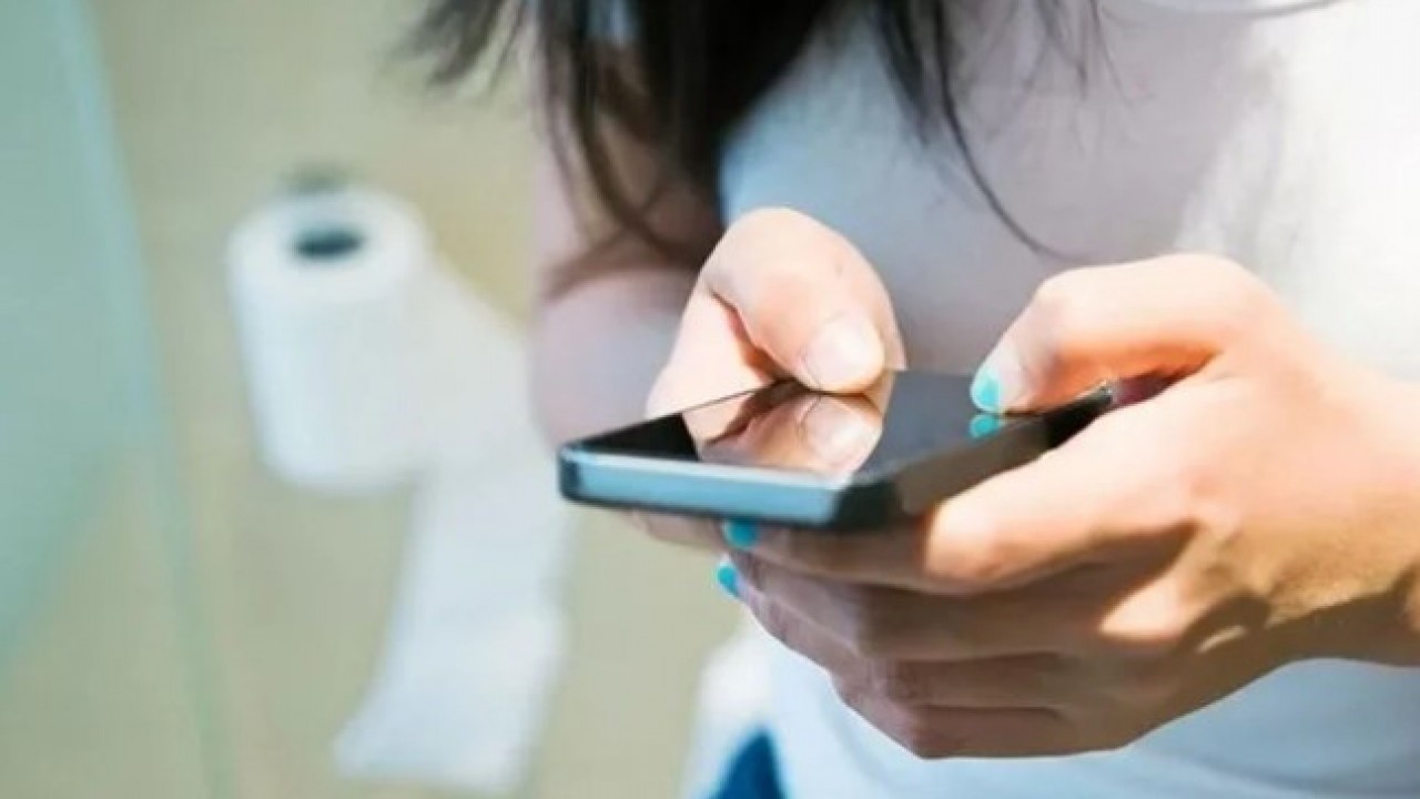 ABD’li uzmanlardan şoke eden uyarı! Telefonla tuvalete girenler dikkat