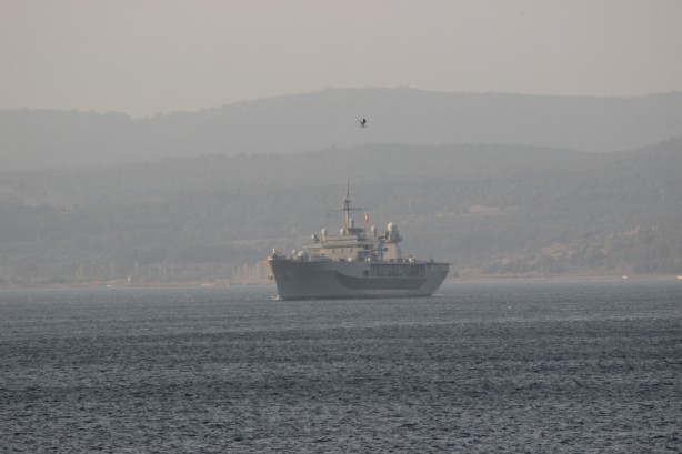 ABD'nin dev savaş gemisi Çanakkale Boğazı'nda görüldü!