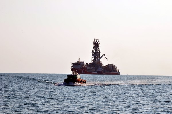 Abdülhamid Han sondaj gemisi Taşucu Limanı açığına demirledi