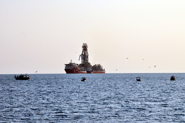 Foto - Abdülhamid Han sondaj gemisi Taşucu Limanı açığına demirledi