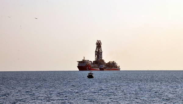 Foto - Abdülhamid Han sondaj gemisi Taşucu Limanı açığına demirledi