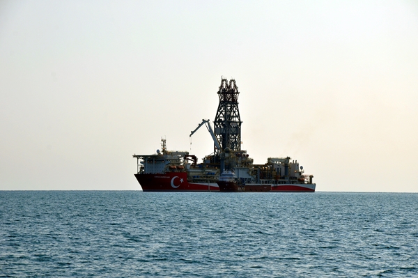 Foto - Abdülhamid Han sondaj gemisi Taşucu Limanı açığına demirledi