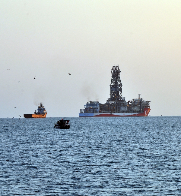Foto - Abdülhamid Han sondaj gemisi Taşucu Limanı açığına demirledi