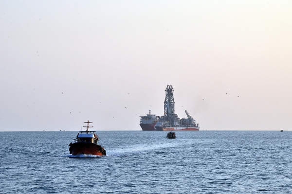 Foto - Abdülhamid Han sondaj gemisi Taşucu Limanı açığına demirledi