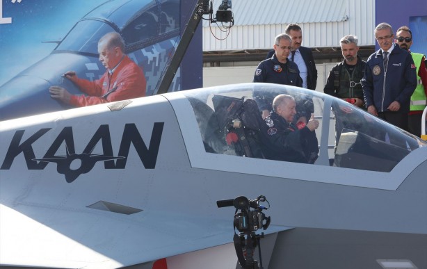 Foto - Abdullah Ağar Türkiye'nin yeni savaş uçağını işaret etti: Bunu gören Ankara ile adım atmak isteyecek