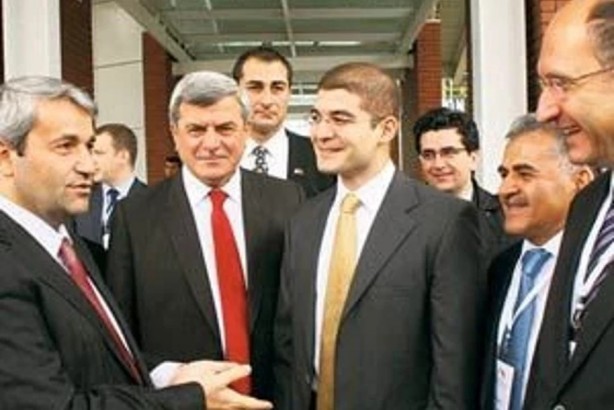 Foto - Abdullah Gül ortaya çıktı! Herkes 'kim bu yanındaki gizemli kişi?' diye sordu