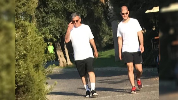 Abdullah Gül ortaya çıktı! Herkes 'kim bu yanındaki gizemli kişi?' diye sordu