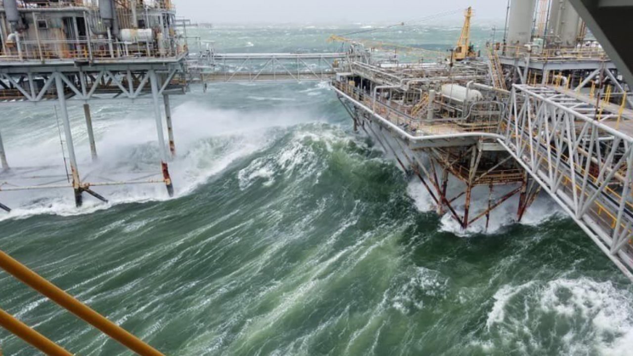 Foto - ABD’yi vuran fırtına enerji sektörünü felç etti! Milyonlarca varil petrol devre dışı