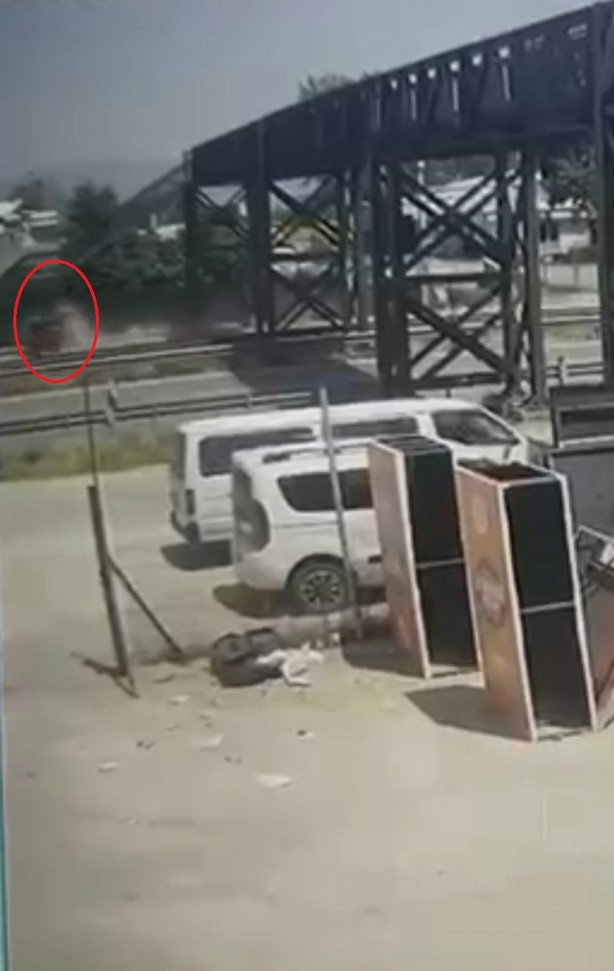 Foto - Abi kardeşin karıştığı feci kaza güvenlik kamerasına böyle yansıdı