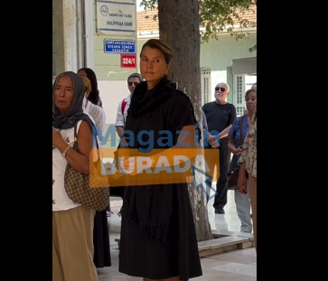 Foto - Açelya Akkoyun, başı açık, dizindeki etekle namaz kıldı! "Omzundaki başörtü çok güzelmiş"