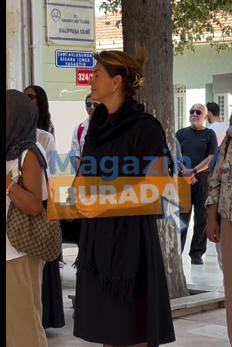 Foto - Açelya Akkoyun, başı açık, dizindeki etekle namaz kıldı! "Omzundaki başörtü çok güzelmiş"