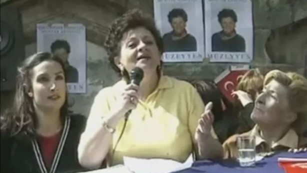 Foto - Açelya Akkoyun, başı açık, dizindeki etekle namaz kıldı! "Omzundaki başörtü çok güzelmiş"