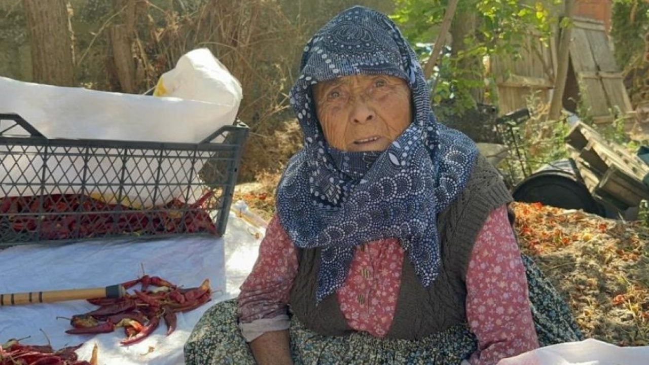 Foto - Acı biber bile evlat sevgisinin yanında tatlı kaldı! 90 yaşındaki annenin yürek ısıtan hikayesi