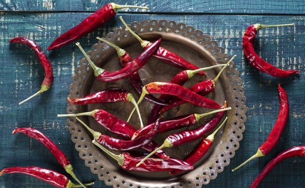 Acı biberin faydaları, baş ağrısına iyi gelen besinler! Mutluluk hormonu sağlayan yiyecekler! Listede bakın neler var